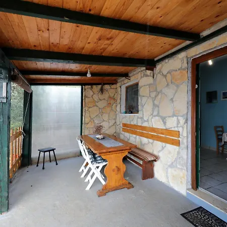 Snug In With Roofed Terrace 度假居 *