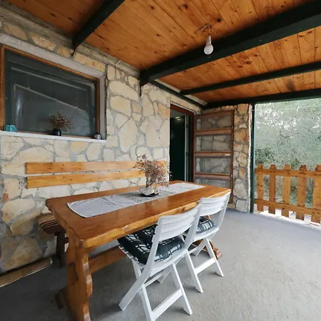 Snug In With Roofed Terrace * Pašman