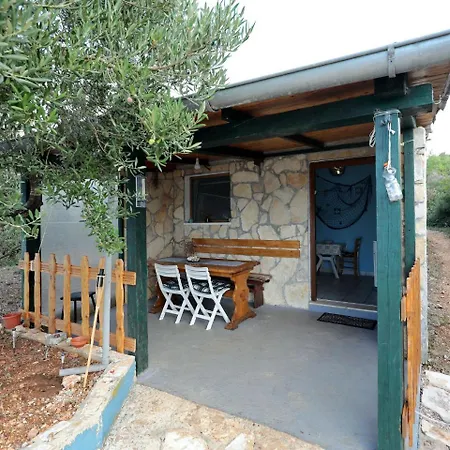 Snug In With Roofed Terrace 度假居
